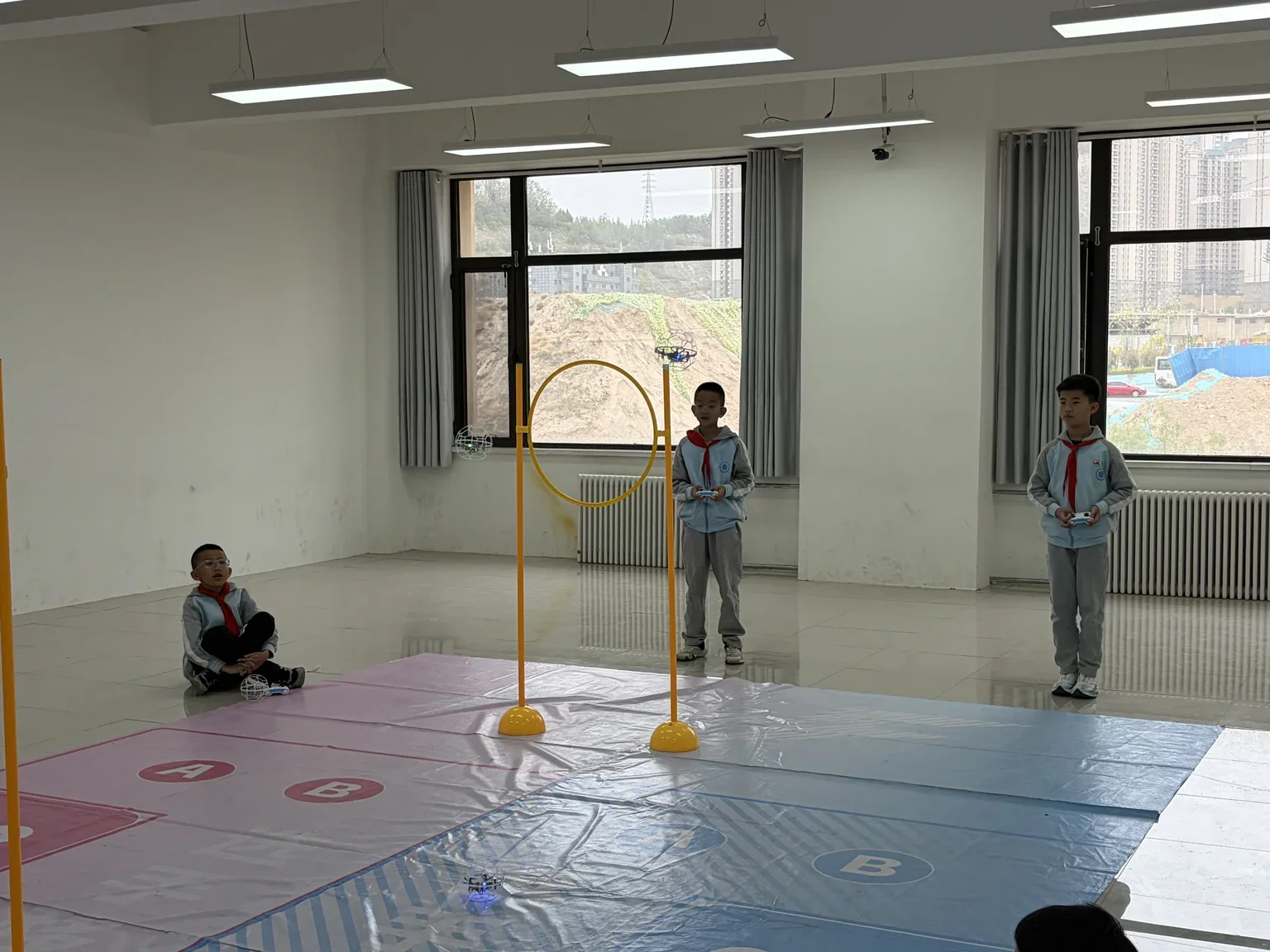 左家湾学校无人机穿圈障碍航线飞行实操训练