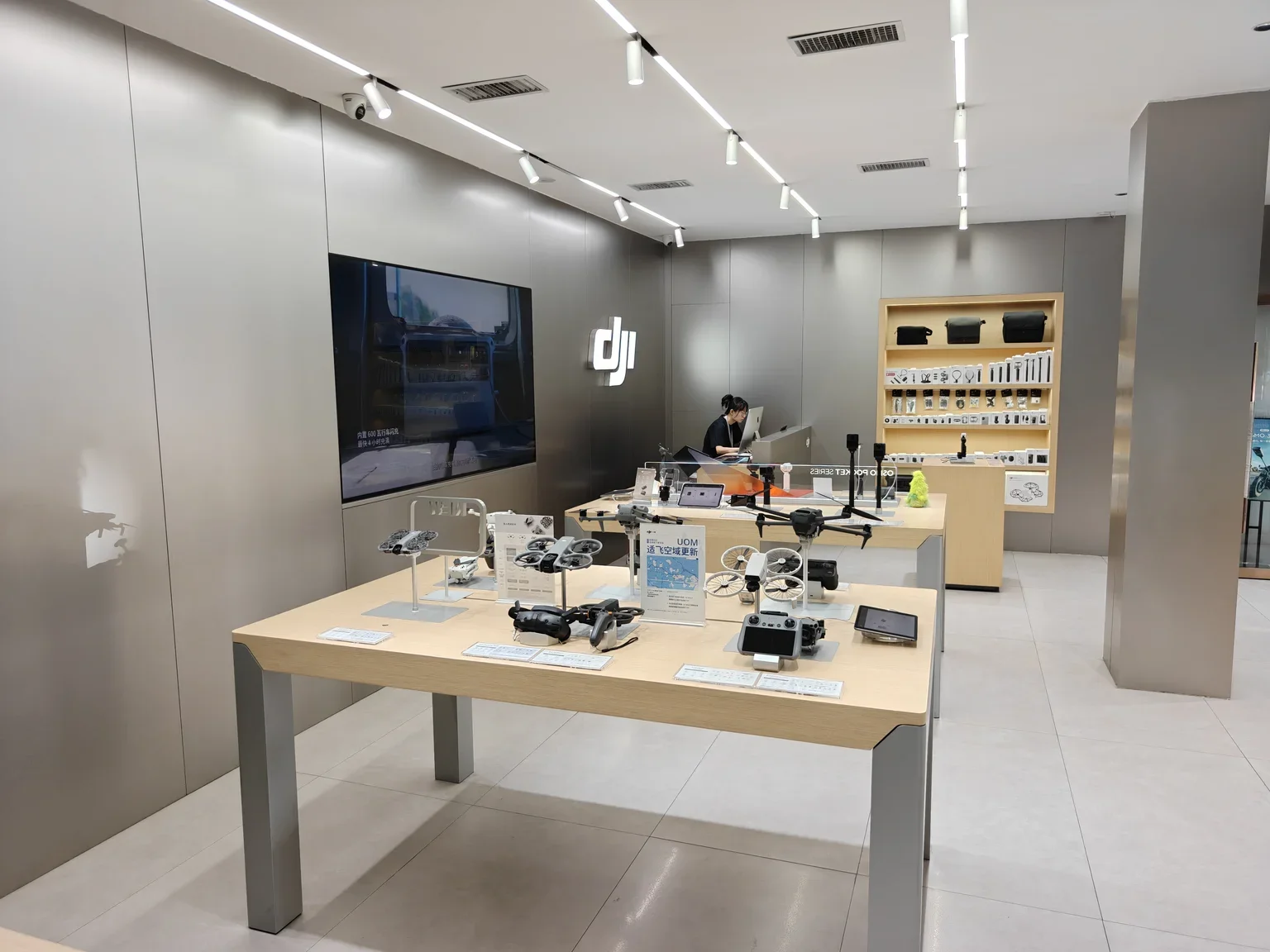 大疆授权专卖店内Osmo手持配件展示与体验台实景